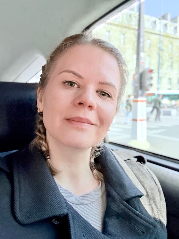 Kadi in a taxi in Paris