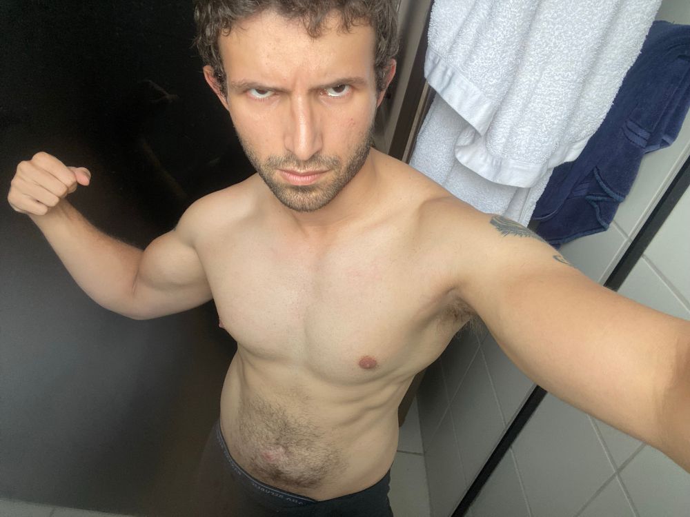 eu sem camisa no banheiro