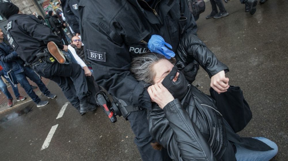 Mohamed Amjahid über Polizeigewalt: "Es geht um eine Institution, die sich von demokratischen Gepflogenheiten abgenabelt hat" | BR.de