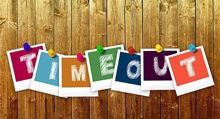 Time out: Angepinnte bunte Karten mit den einzelnen Buchstaben - Foto: Pixabay