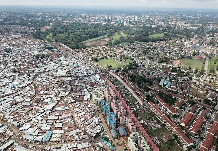 Luftbild einer afrikanischen Großstadt: Geplante und informelle Strukturen, städtische und ländlich anmutende Elemente bilden ein hochkomplexes Muster der Landnutzung. (Copyright: Andreas Bürkert/Universität Kassel)