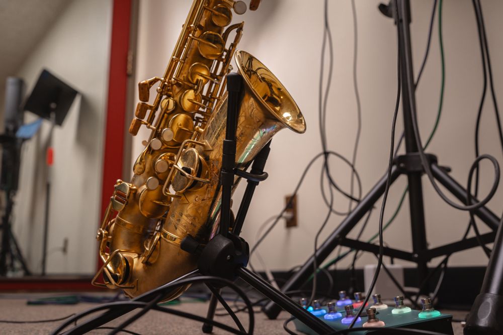 practicing ISO 500 . f5 . 1/20s  #sonya7c #35mm #gmaster #buescher #vintagesax #newaristocrat #manamouthpieces #toptones #rascher #musicmedic #roopads #newmusic #fredonia