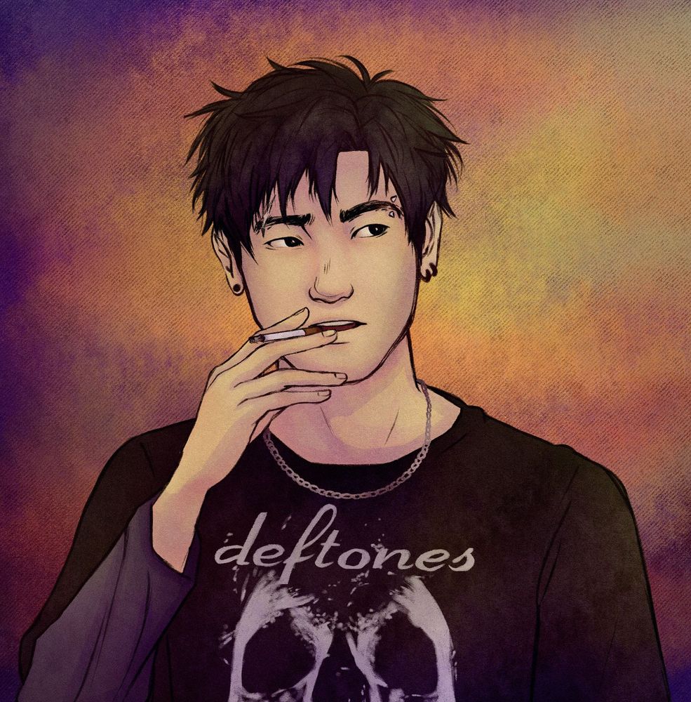 Ilustração digital de busto de um jovem coreano de cabelos curtos escuros e rebeldes. Ele possui uma cicatriz na sobrancelha direita e um piercing de spikes na esquerda. A orelha esquerda está adornada com duas argolas, enquanto a outra tem um alargador pequeno preto.
Ele traja uma camiseta larga preta da banda Deftones, com uma estampa de caveira estilizada, por cima de uma camiseta de manga longa azul escura. No pescoço, carrega uma corrente fina.
Está fumando e olhando para o lado com uma expressão levemente irritada.