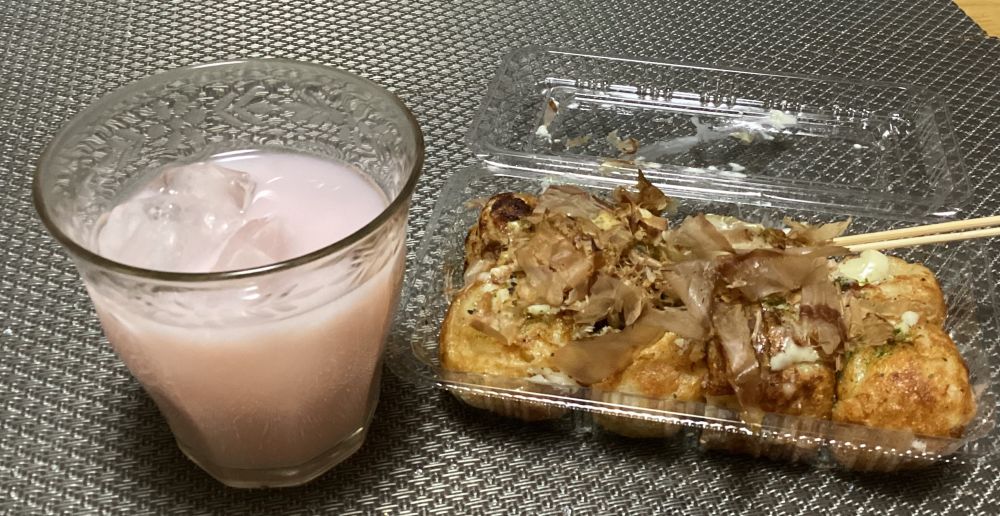 右→たこ焼き(塩味)
左←いちごカルピス