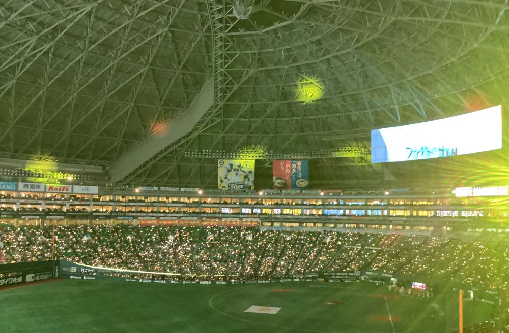 勝利の花火の前に黄色く染まるドーム