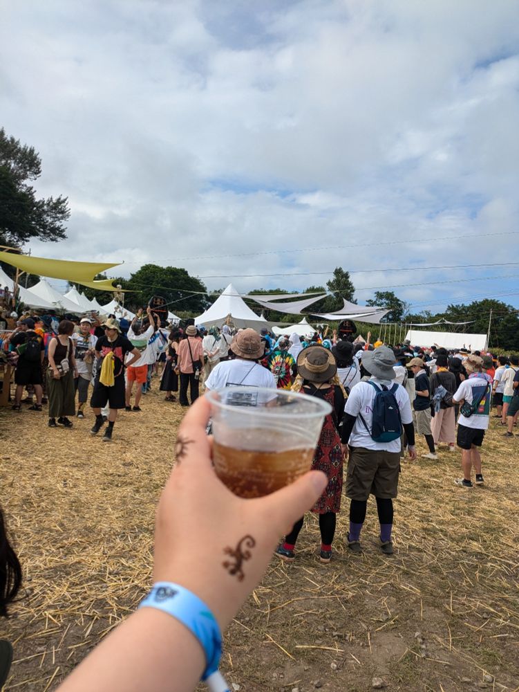 DJブースの後ろでマリブガラナのカップを掲げてる写真