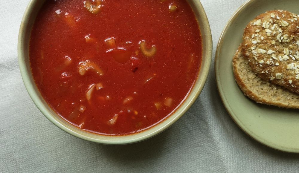 Kuvassa tomaattikeittoa ja kauraleipää dreijatuissa astioissa.