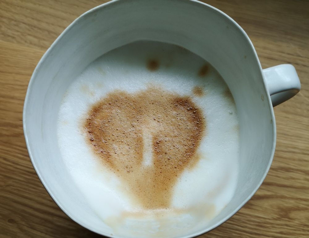 Cappuccinon maitovaahdossa mehiläisen kasvoja muistuttava kuvio. #mehiläistarhaus #mehiläiset #lähihunaja #hunaja #hunaja