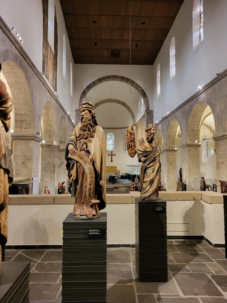 Museum Schnütgen, Blick in den Chor von St. Cäcilien, im Vordergrund Holzfiguren (Propheten) auf Sockeln
