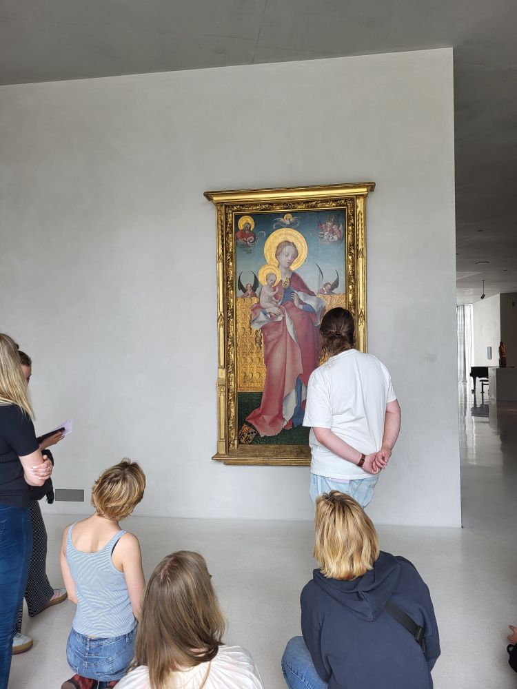 Studierende vor Lochners Veilchenmadonna, Kolumba, Köln