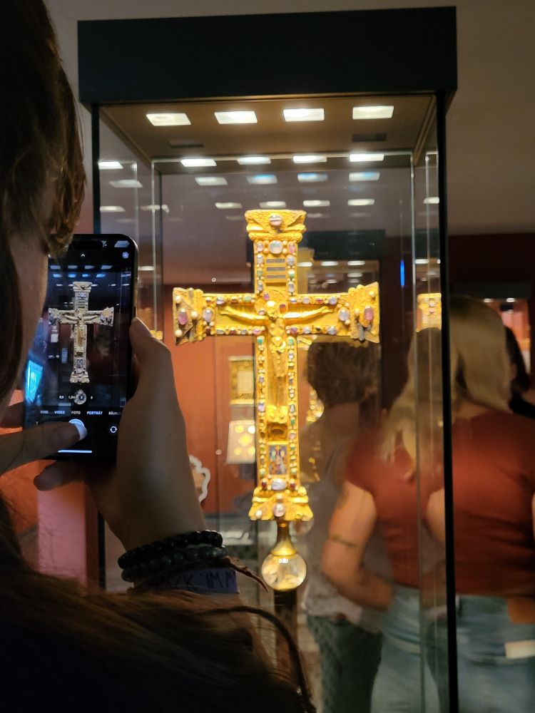 Studierende fotografiert das Mathildenkreuz im Essener Domschatz