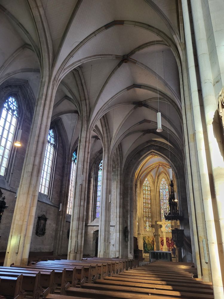 Esslingen, Frauenkirche, Blick durch das Langhaus nach Osten