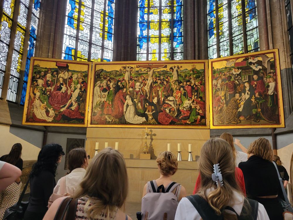 Hochaltarretabel von Derick Baegert in der Propsteikirche Dortmund, davor Studierende