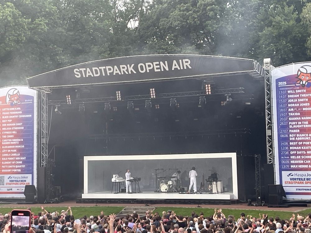 Open air-Bühne, Auftritt von Air in einem weißen Rechteck