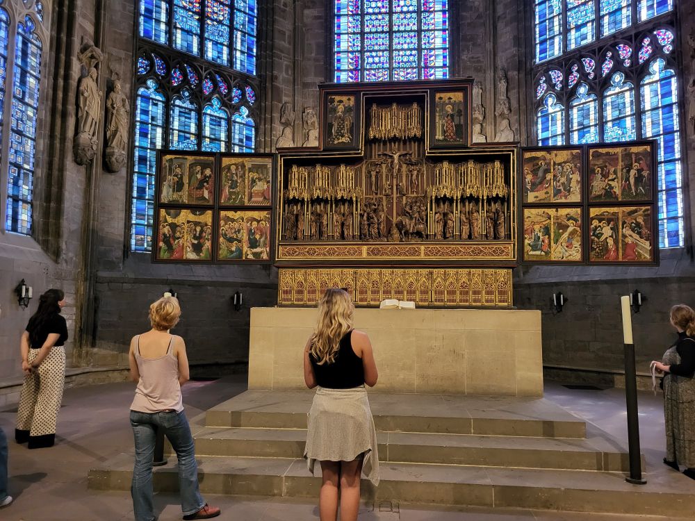 Hochaltarretabel in der Reinoldikirche in Dortmund, davor Studierende 