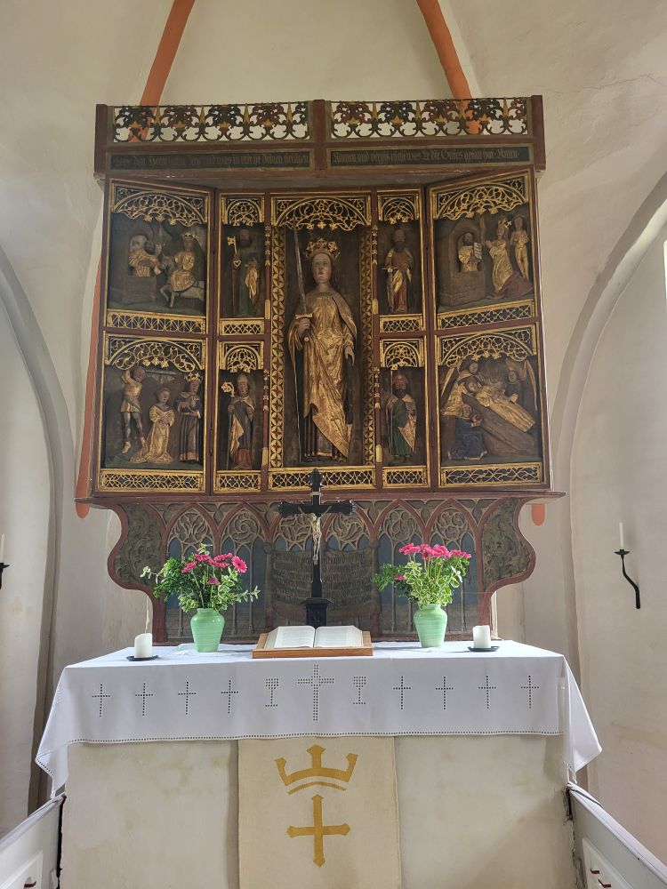 Altarretabel mit Predella und Bekrönung, geöffnete Flügel, Hl. Katharina im Schrein, flankiert von vier Heiligen, auf der Innenseite der Flügel je zwei Reliefs