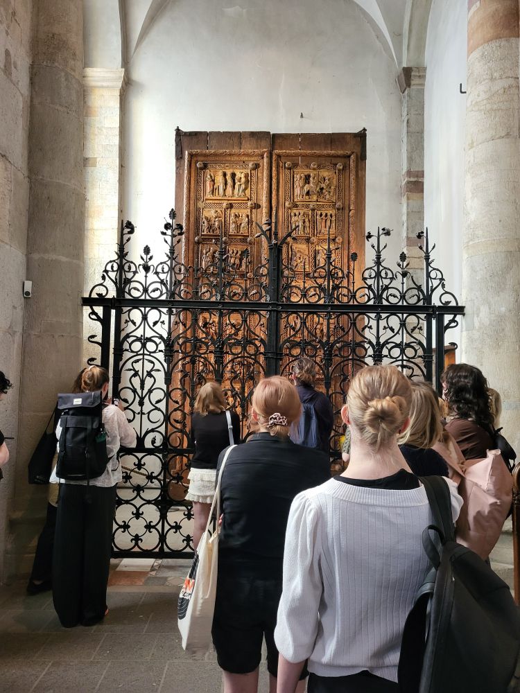 St. Maria im Kapitol, Studierende vor Holztür