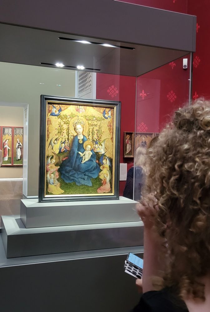Lochners Madonna im Rosenhag in Vitrine mit Studierenden