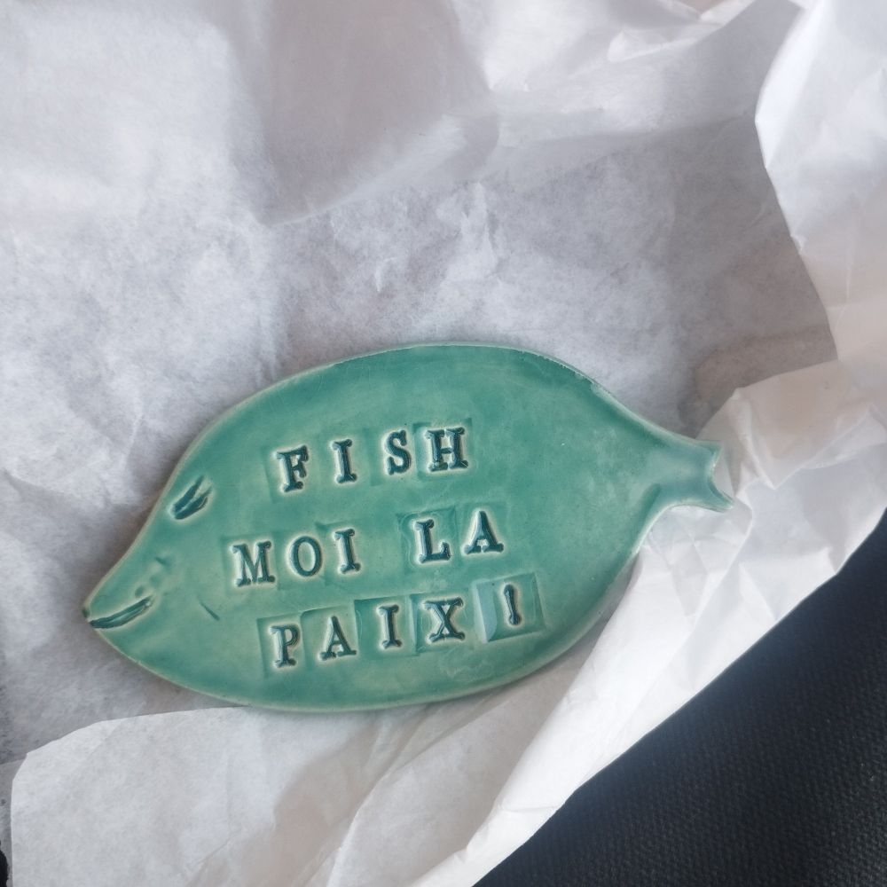 Poisson en céramique vert clair presque bleu avec gravé dessus Fish moi la paix ! Parce que la paix est précieuse et que c'est tout ce que je recherche pour tout le monde 