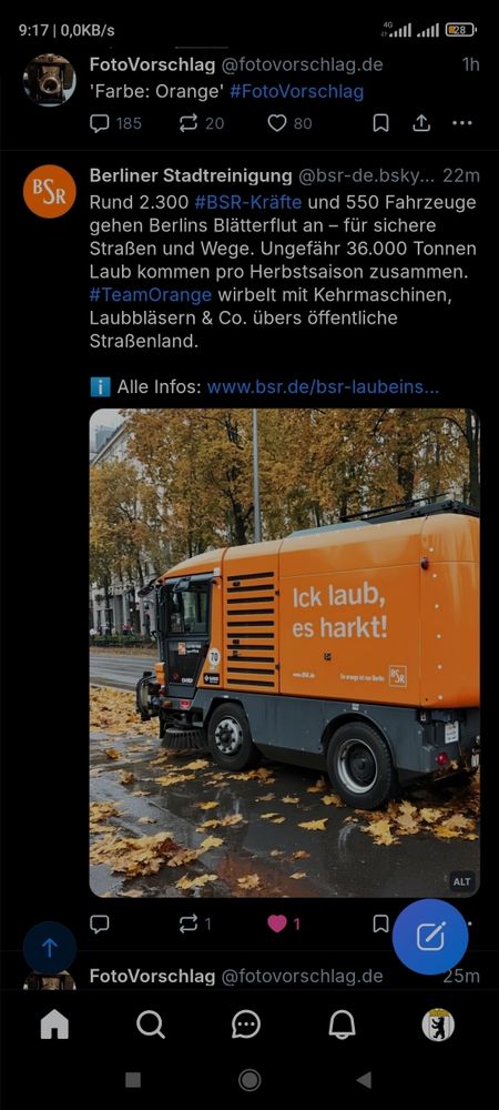 Screenshot Bluesky-Feed
Oben Post von Fotovorschlag 'Farbe: Orange'
Darunter ein Post der Berliner Stadtreinigung zur Laubbeseitigung mit dem Bild einer orangenen Kehrmaschine. Im dortigen Text #TeamOrange ebenfalls auf die stets orangenen Fahrzeuge bezogen.
