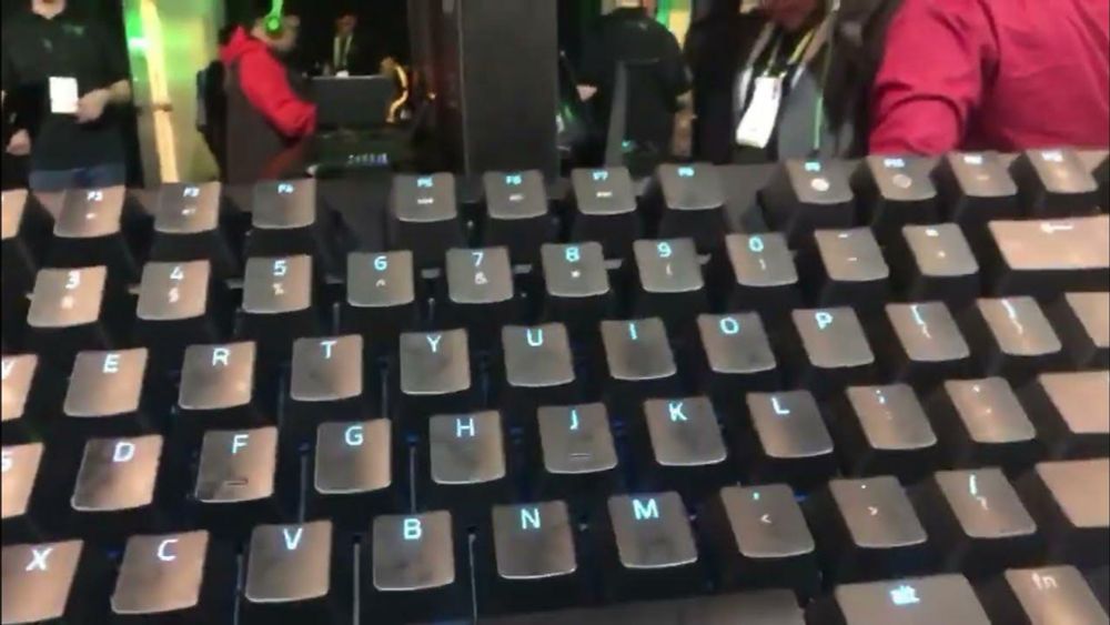 LOOK AT THIS ginormous keyboard @CES 2019 @razer #ces2019 #RAZER #viralvideo #ces