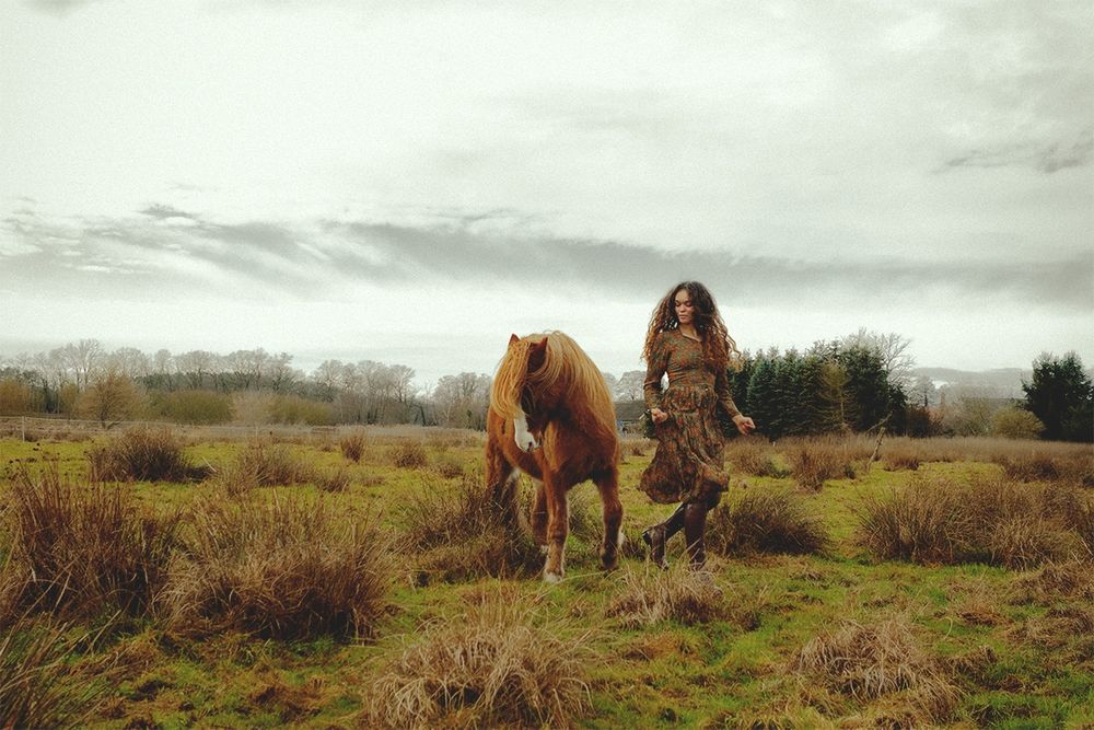 Mädchen rennt neben ihrem Islandpferd her