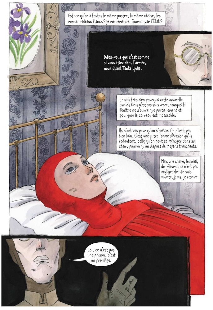 La servante en rouge est allongée sur son lit et se remémore les paroles de tante Lydia