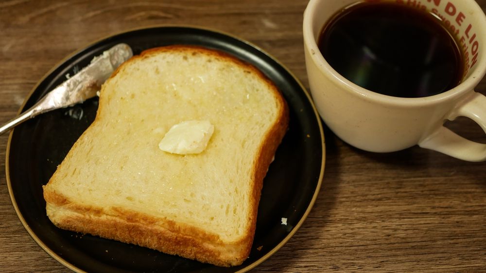 バターの乗ったトーストとコーヒー