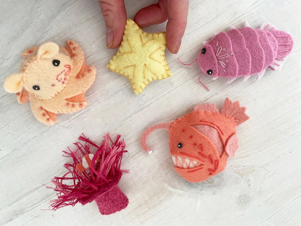 With this felt plush sewing pattern PDF you can make colorful Anglerfish, Dumbo Octopus, Giant Isopod, Ravioli Sea Star and Sea Anemone with tiny Clownfish for your felt aquarium! 