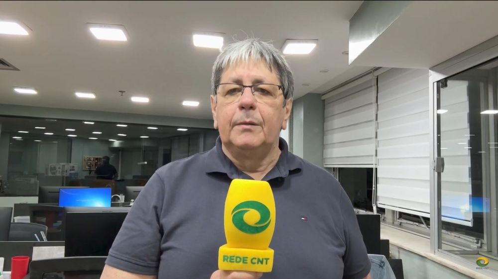 Repórter Wellington Campos com o microfone da Rede CNT
