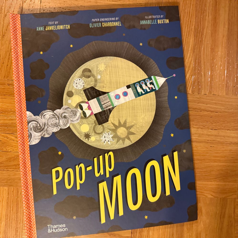 POP-UP MOON (2021), paper engineer Olivier Charbonnel.