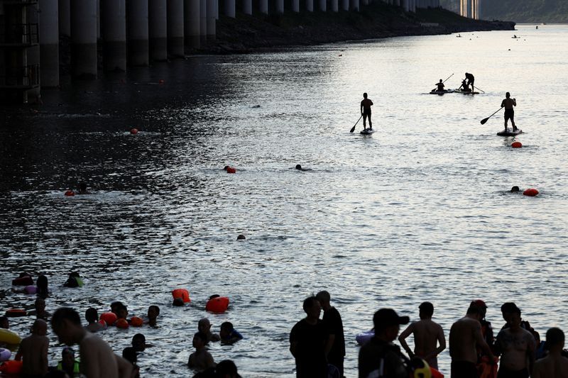 Chongqing residents seek shelter as heatwave hits China’s southwest