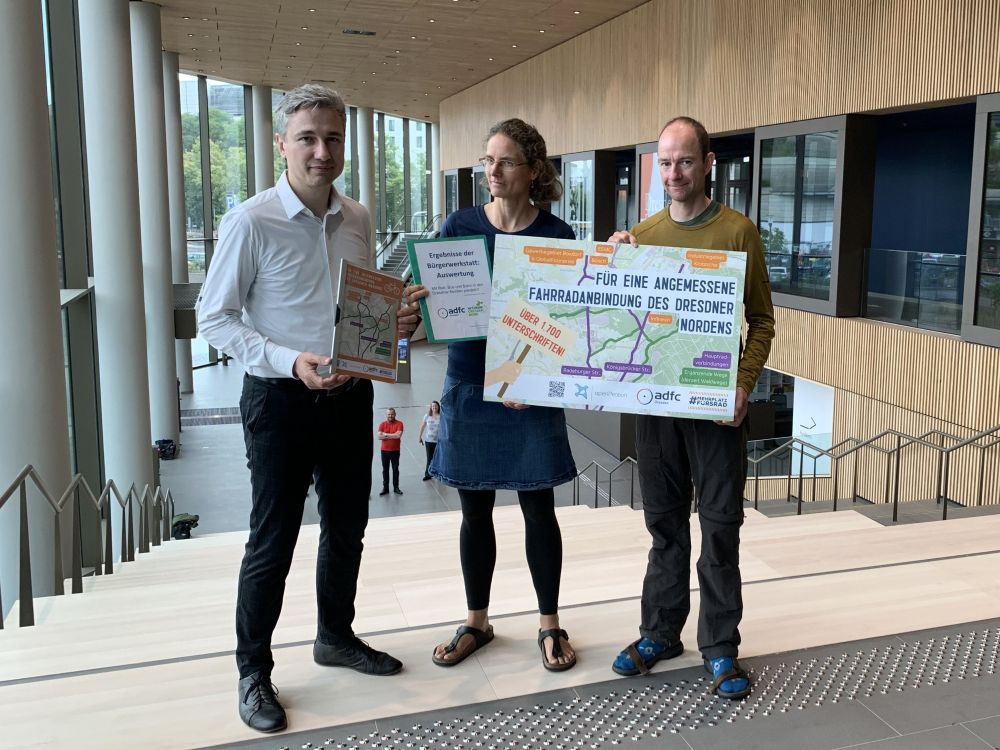 Gesa Dickert und Nils Larsen vom ADFC bei der Übergabe der Petition an Baubürgermeister Kühn im Foyer des Stadtforums.