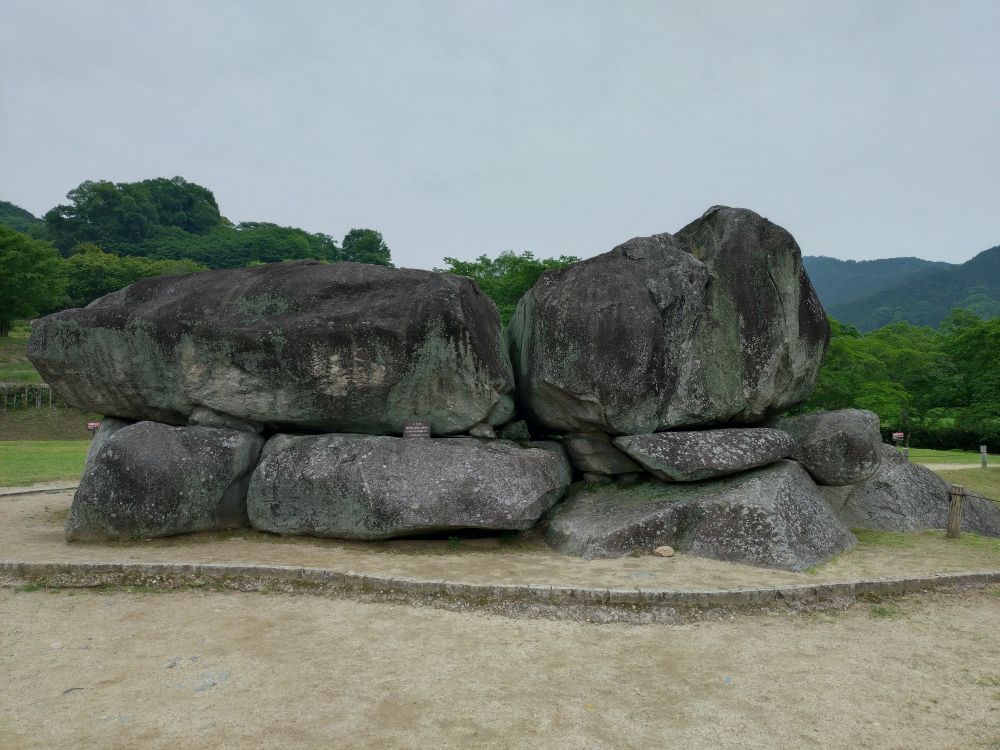 石舞台古墳から声が聞こえて、もしや…と思ったら右手側から下に入れるんですね。ガイドの方が説明してくださってました。