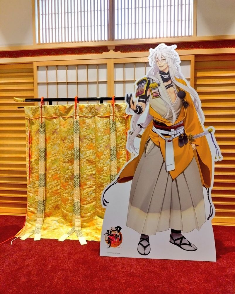 石上神宮では特別展。1500円也。30分くらい並びました。天地人の剣と、復元七支刀、小狐丸さん再び。
