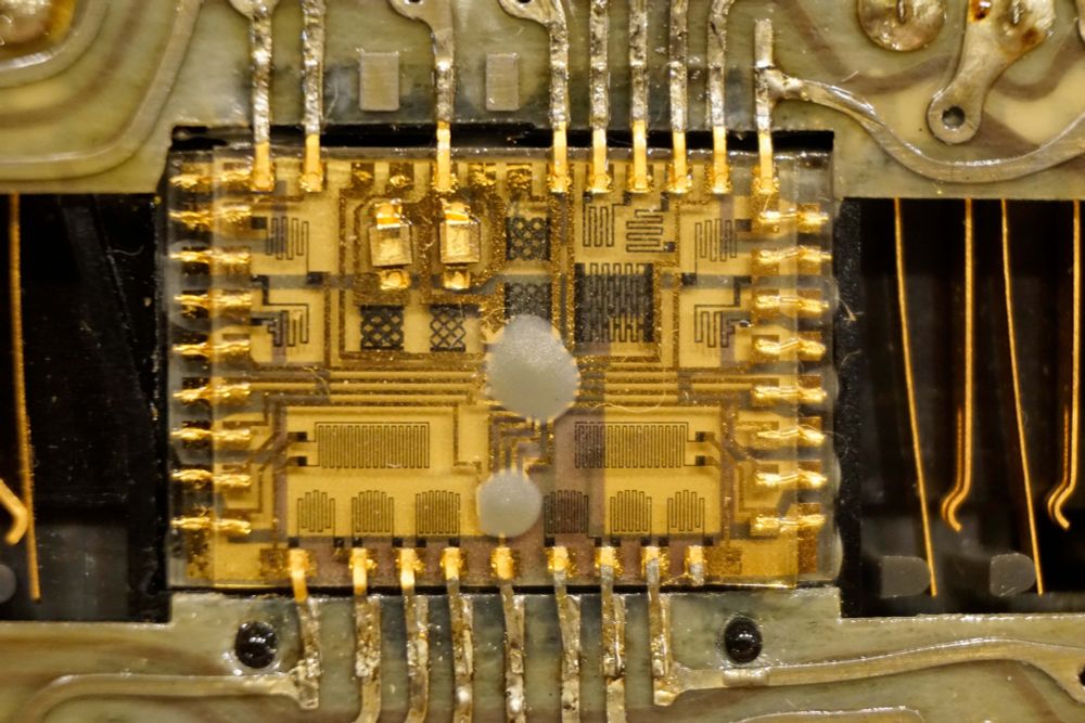 Bell system trimline from Murray hill Nj, showing the laser cut resistors and blob IC’s with capacitors underneath the clear substrate