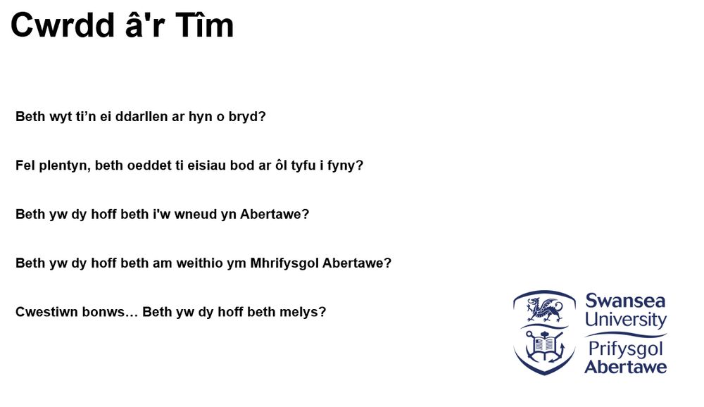 Cwrdd â'r Tîm. 
Beth wyt ti'n ei ddarllen ar hyn o bryd? 
Fel plentyn, beth oeddech chi eisiau bod ar ôl tyfu i fyny? 
Beth yw dy hoff beth i'w wneud yn Abertawe? 
Beth yw dy hoff beth am weithio ym Mhrifysgol Abertawe? 
Cwestiwn bonws… Beth yw eich hoff beth melys?
[logo Prifysgol Abertawe]