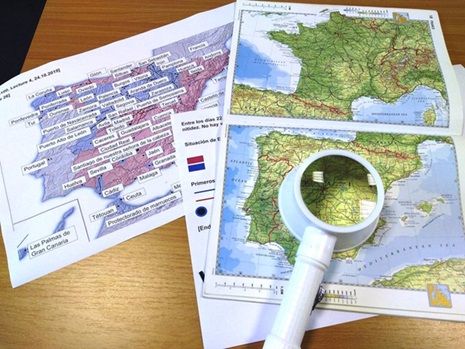 [Map A3 o Sbaen gyda labeli print mawr, atlas yn dangos Sbaen a chwyddwydr.]