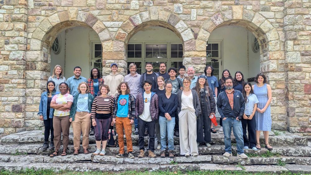photo of all workshop participants in front of a stone building