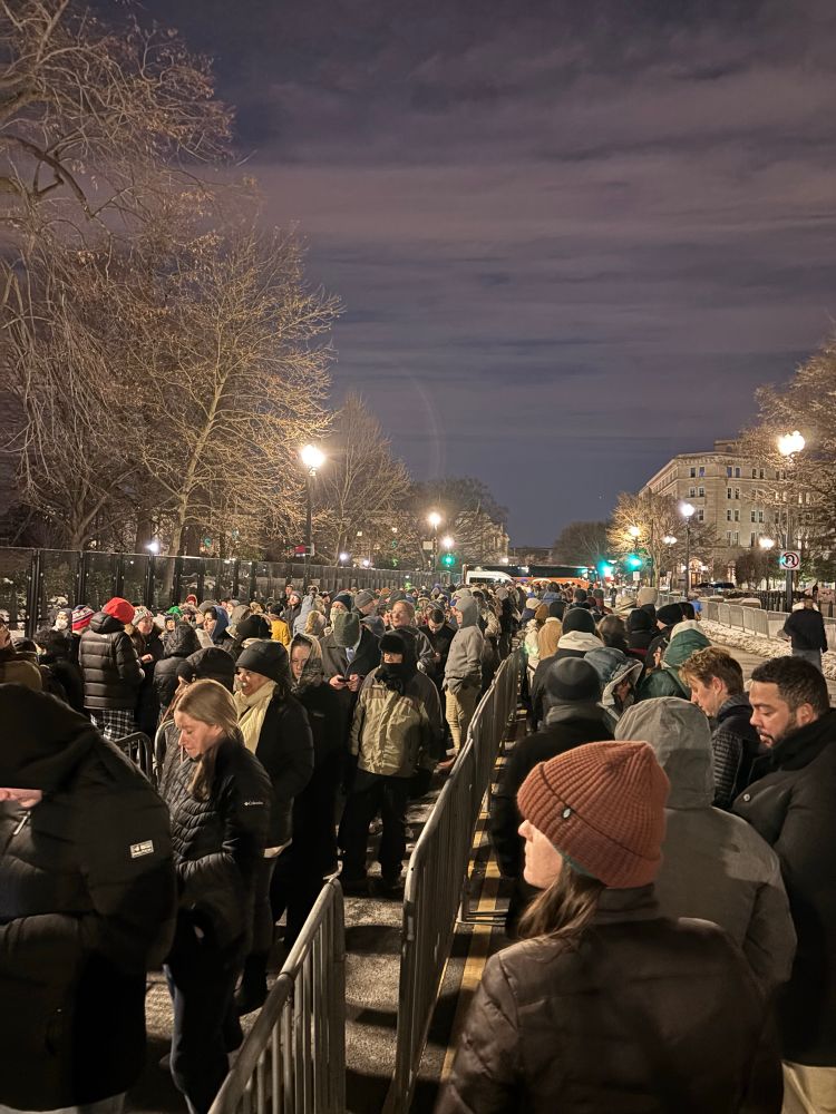 People lined up to see Jimmy Carter lying in state