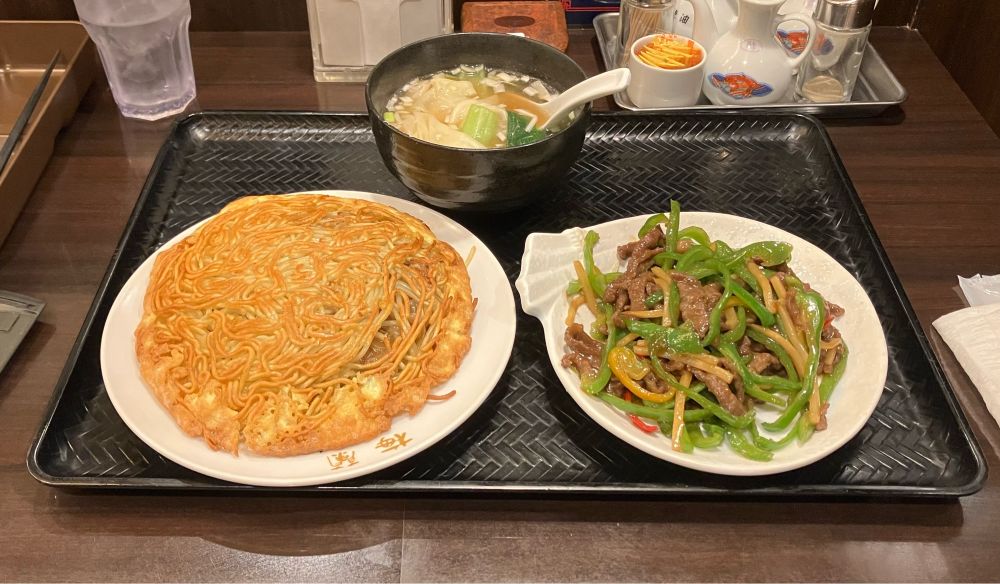 梅蘭焼きそばと青椒肉絲とワンタンスープ