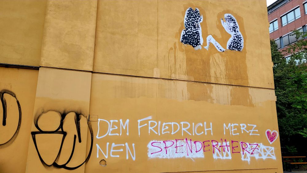 Ein Graffito auf einer Berliner Hauswand "Dem Friedrich Merz nen Spenderherz".