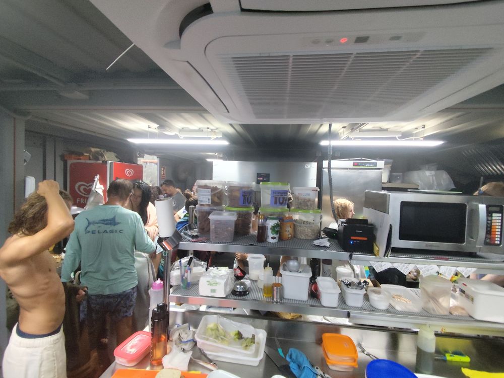 La cocina de un chiringuito llena de clientes refugiándose de la lluvia