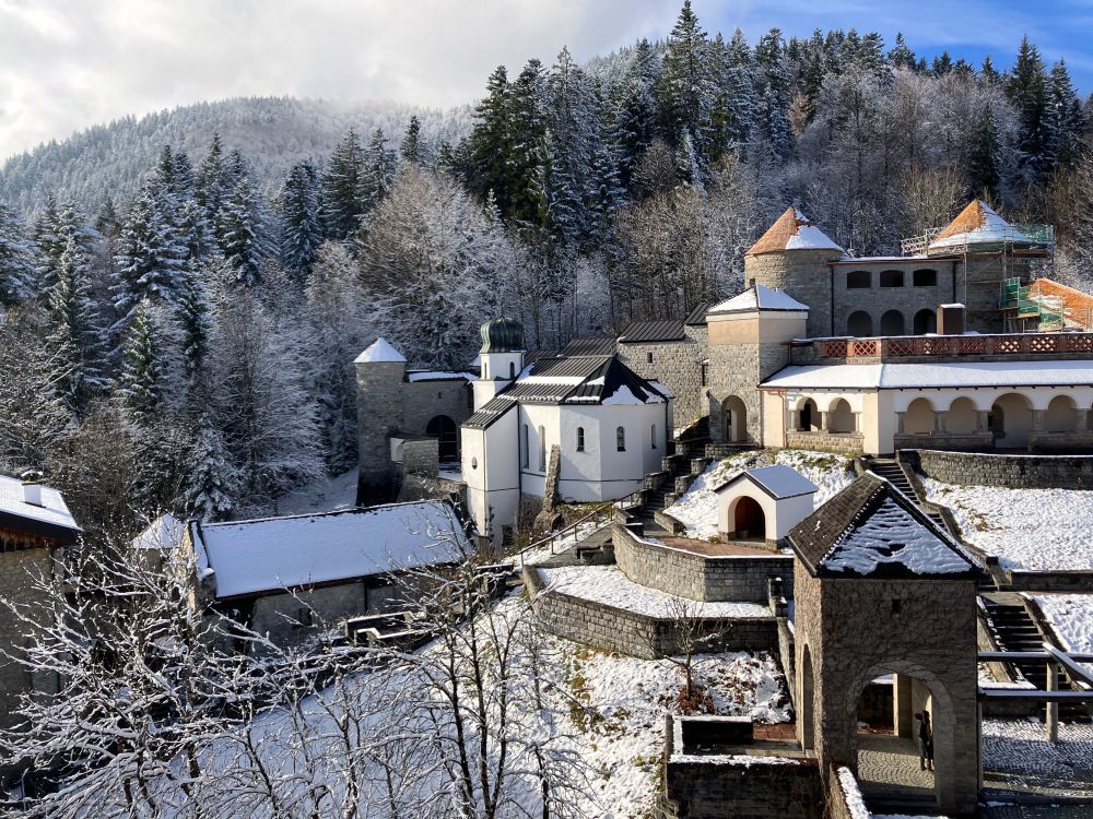 Ringberg castle in the snow with mountains in the background 
