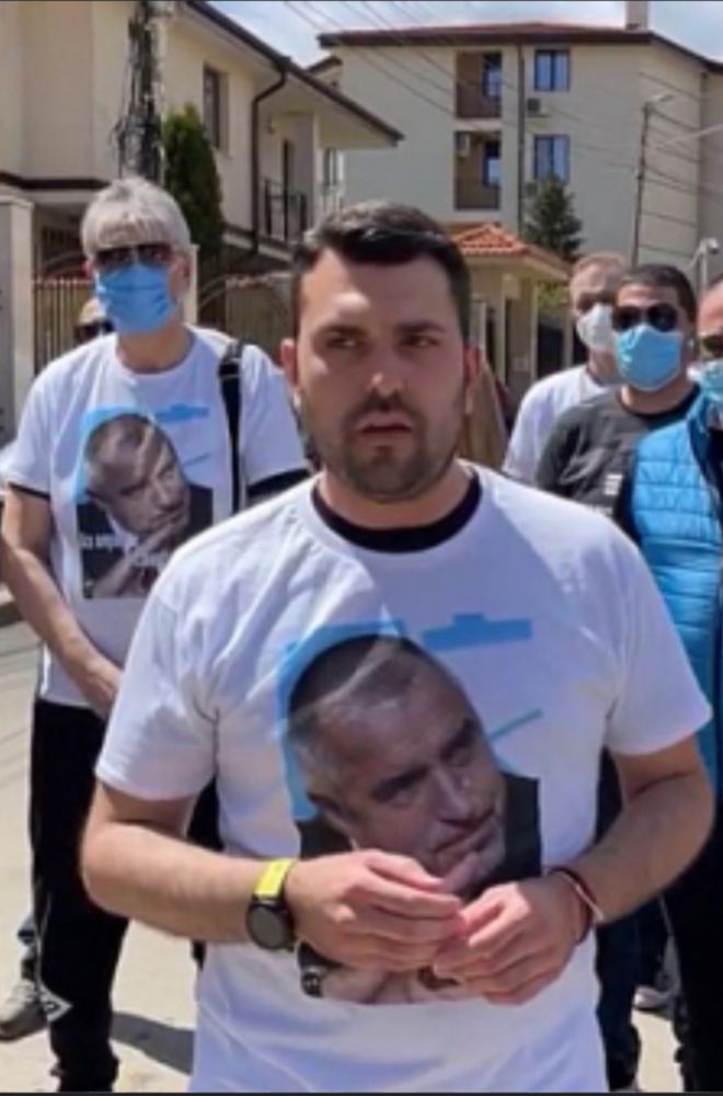 ГЕРБ калина в естествения и хабитат (пред дома на вожда)