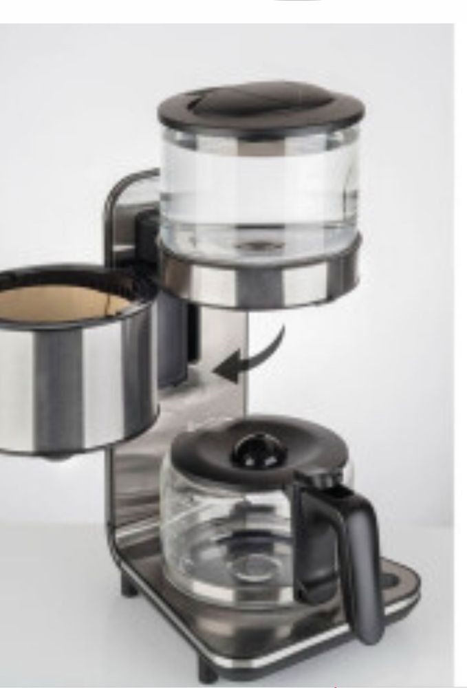 Kaffeemaschine mit nach links ausgeschwenkter Filtereinheit. Schwierig für Rechtshänder zu befüllen. Einschaltknopf liegt genau dort wo der Rechtshänder beim Befüllen das Wasser vertropft. 