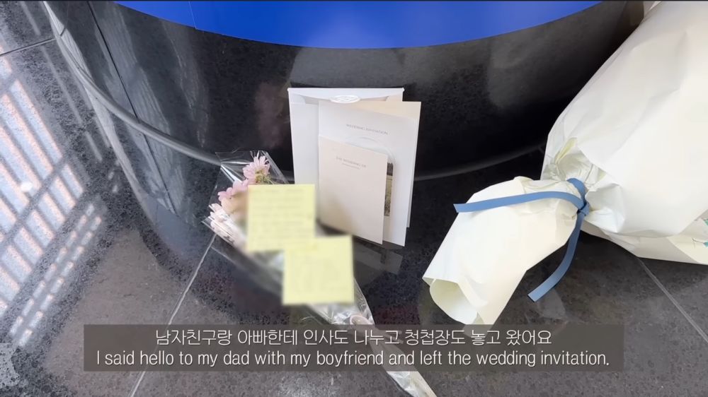 ondo und ihr verlobter bringen ihrem vater hochzeitseinladung und blumen ans grab