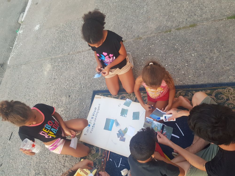 Foto digital tirada de um ângulo bem acima da cabeça das crianças, que estâo sentadas em um tapete, na volta de um papel onde com letras de carta de sequestro se lê "O Misterioso Cavaleiro Fantasma"ALT
Ocultar
18 de mai. de 2025, 11:29
·
1
boost
·
9
favorites





Texto alternativo
Foto digital tirada de um ângulo bem acima da cabeça das crianças, que estâo sentadas em um tapete, na volta de um papel onde com letras de carta de sequestro se lê "O Misterioso Cavaleiro Fantasma"