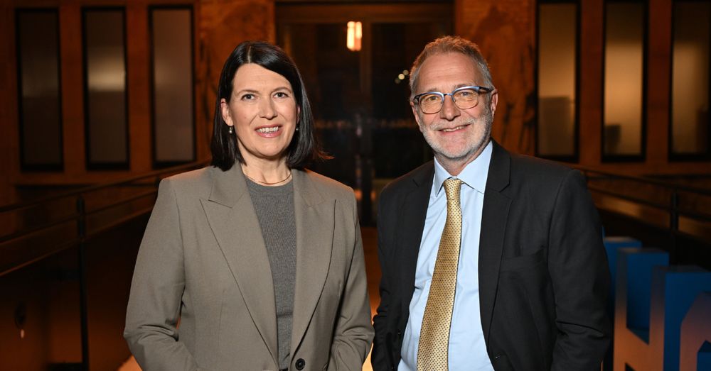 Sabine Helling-Moegen, the new Managing Director of Helmholtz Association, stands on the left next to Martin Keller, the new President of the Helmholtz Association. Both are smiling and dressed in business attire, posing outdoors with a softly lit background.
📸 Oliver Walterscheid