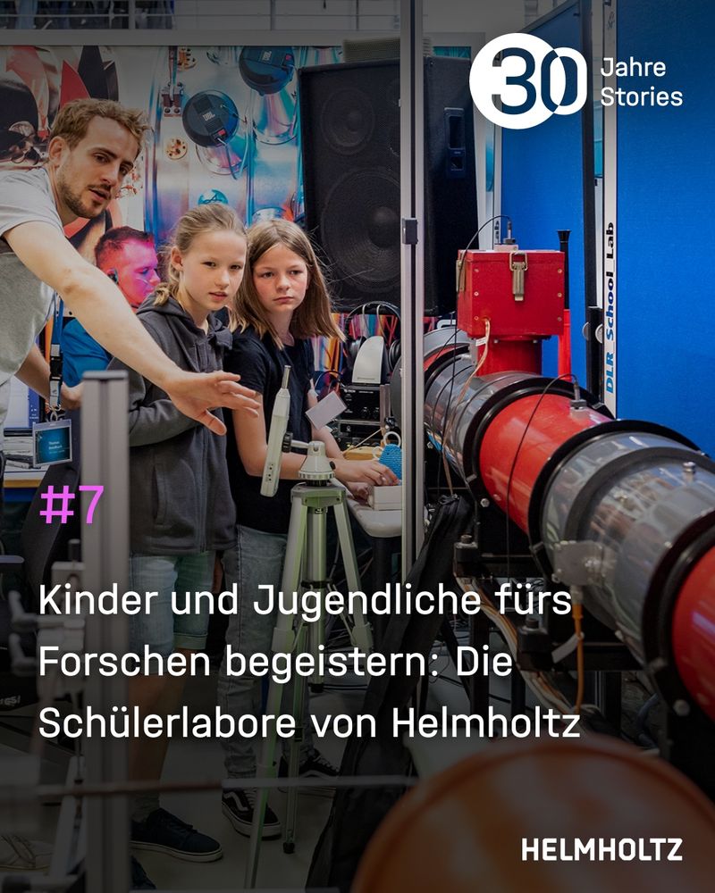 SharePic: zwei Mädchen stehend im Labor und hören der Erklärung eines Forschers zu - Text: 30 Jahre, 30 Stories / Kinder und Jugendliche fürs Forschen begeistern: Die Schülerlabore von Helmholtz